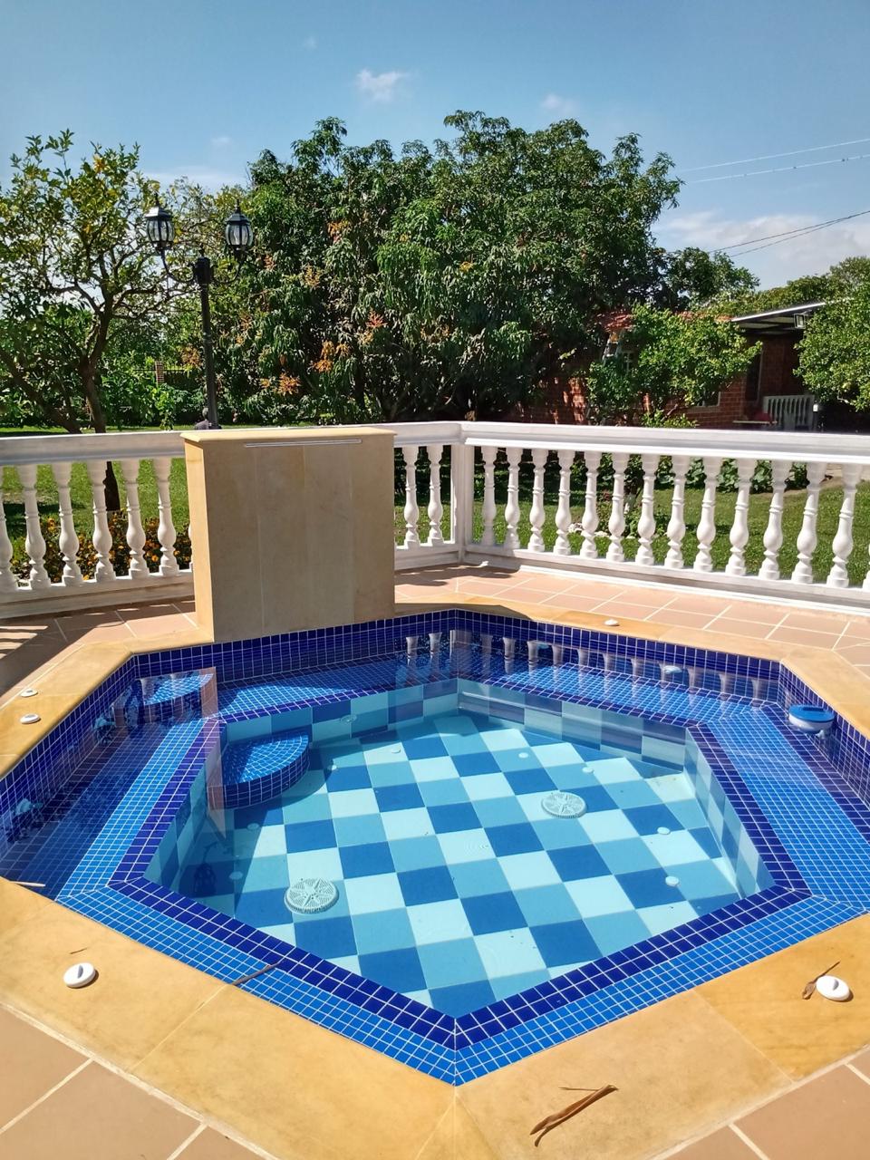 Jacuzzi hexagonal con mosaico a cuadros